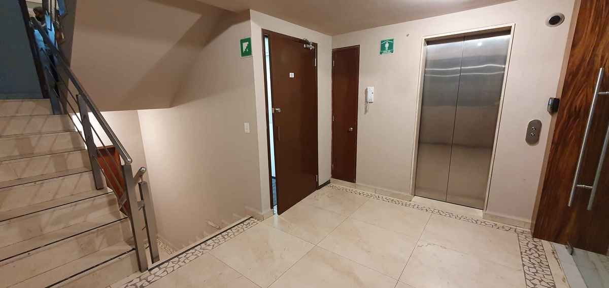 6 of 10: acceso a oficinas saliendo de elevador