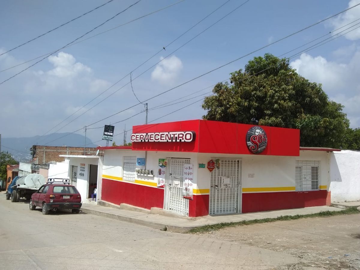 2 de 10: Fachada por la Calle Los Tamarindos