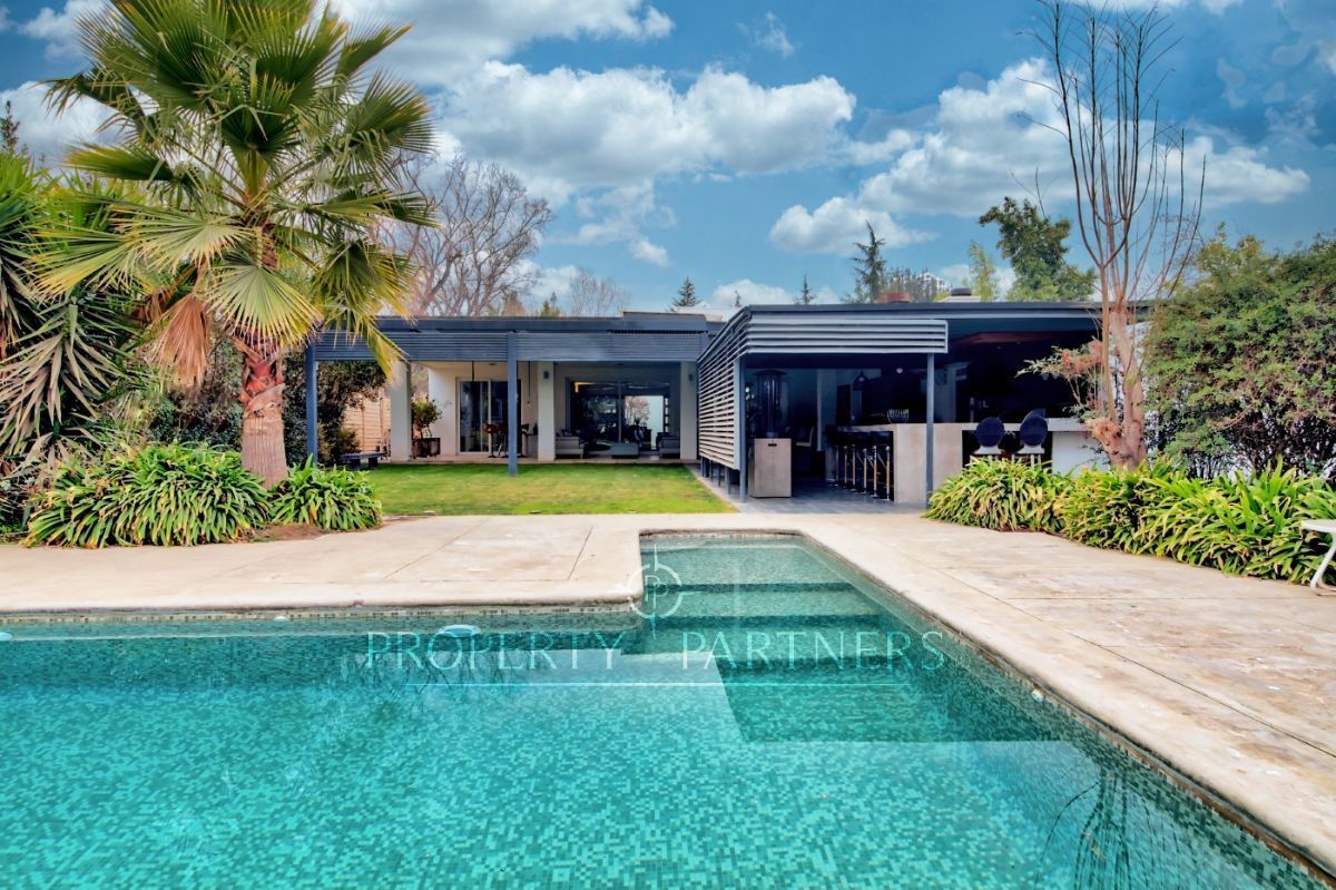 Casa moderna en Las Brisas, excelente estado y arquitectura.