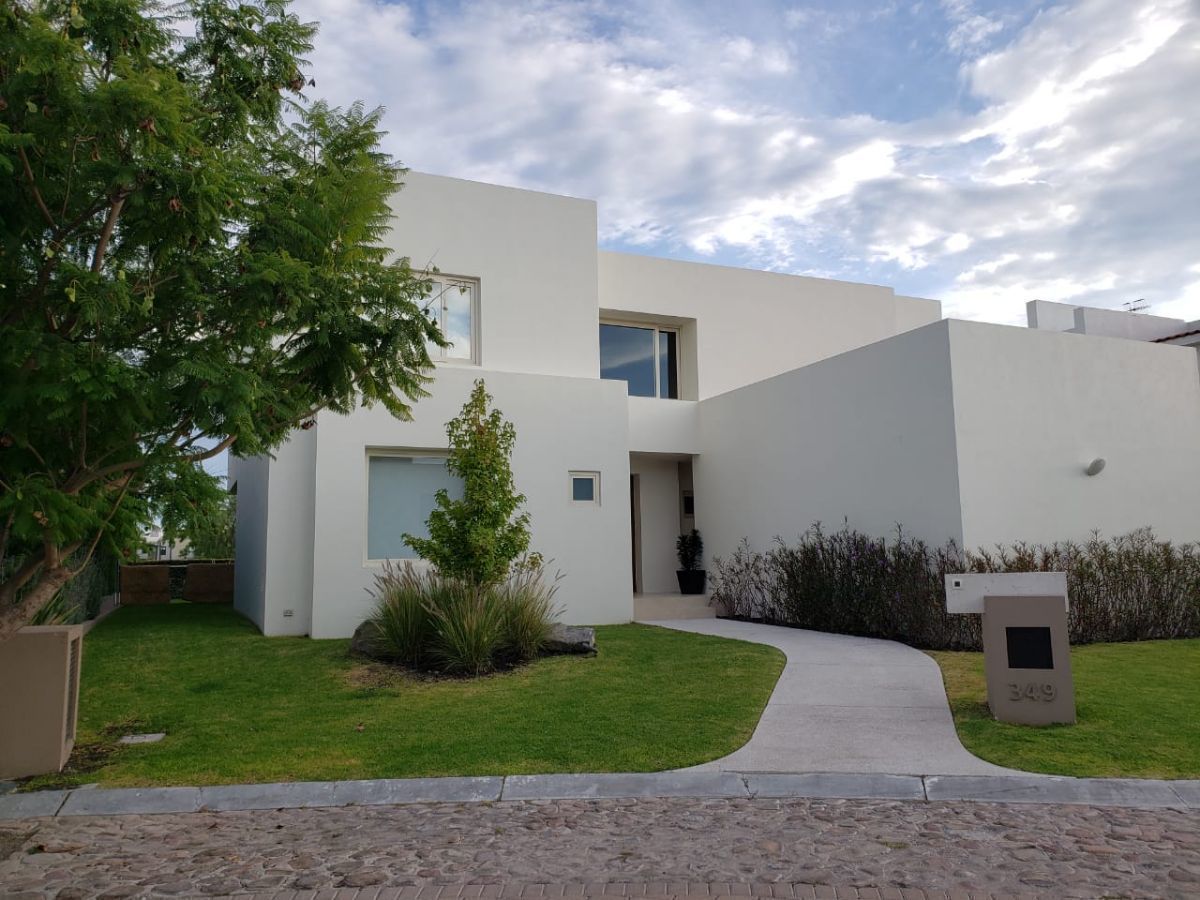 CASA EN RENTA NUEVA EN EL CAMPANARIO QUERETARO | EasyBroker