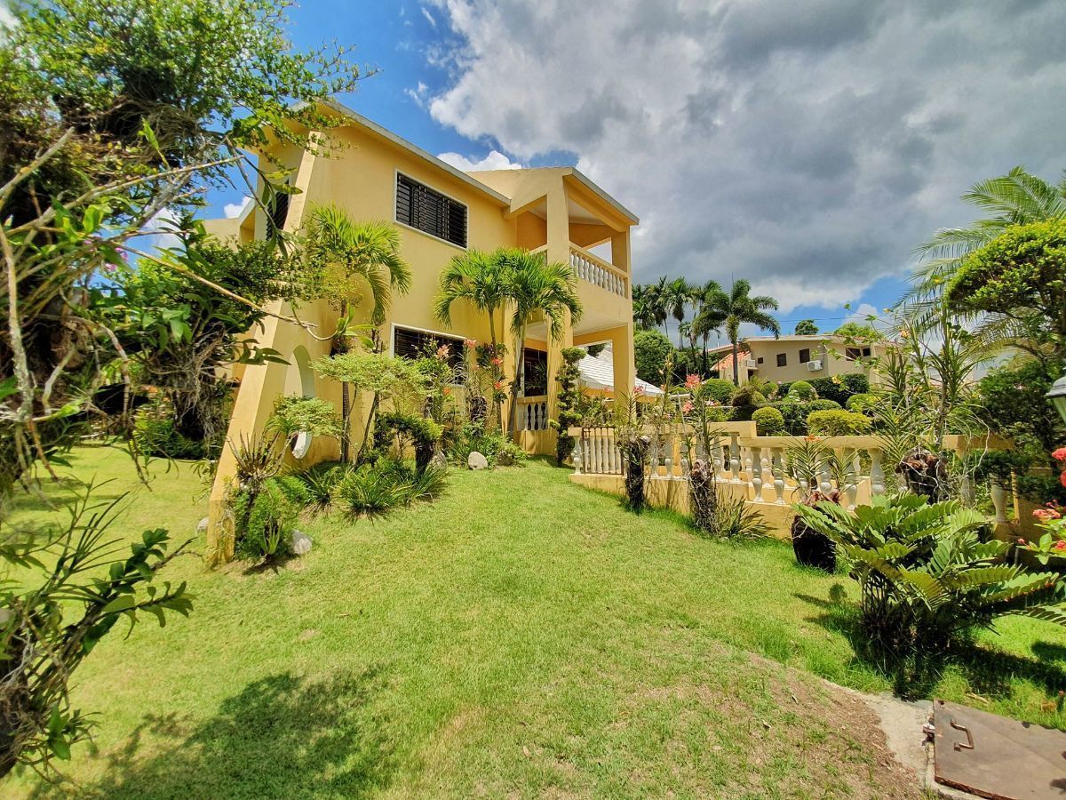 Hermosa Casa con 1,000+ mts2 de Terreno y 6 Habs en Altos de Arroyo