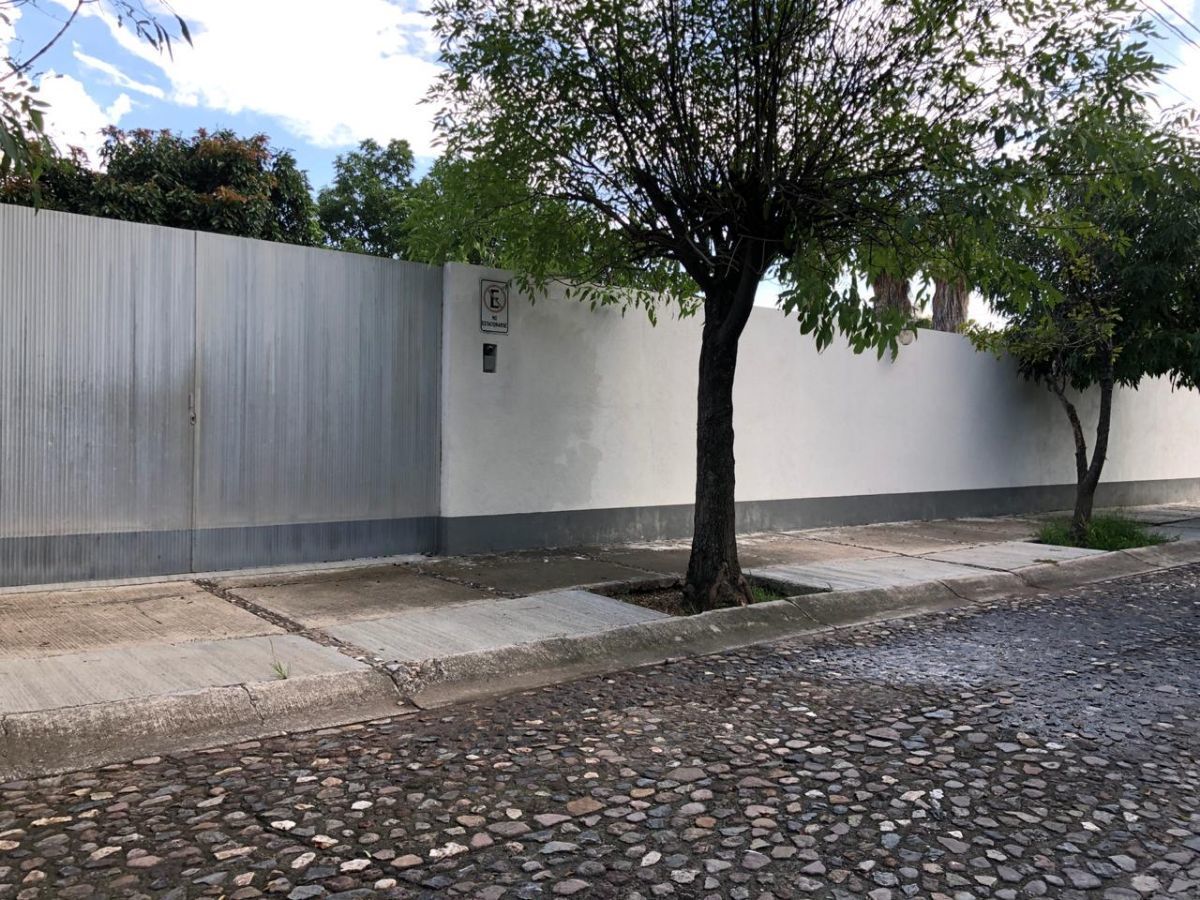 1 de 6: FACHADA CON PORTON 