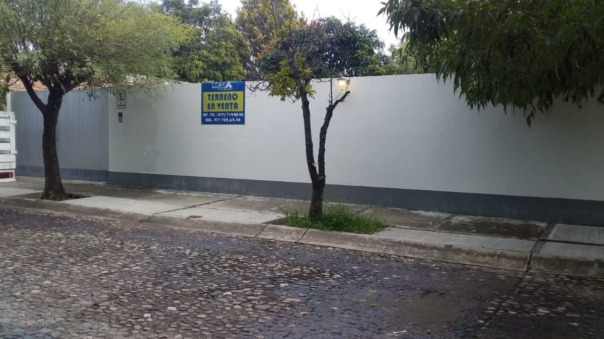 2 de 6: FACHADA DEL TERRENO