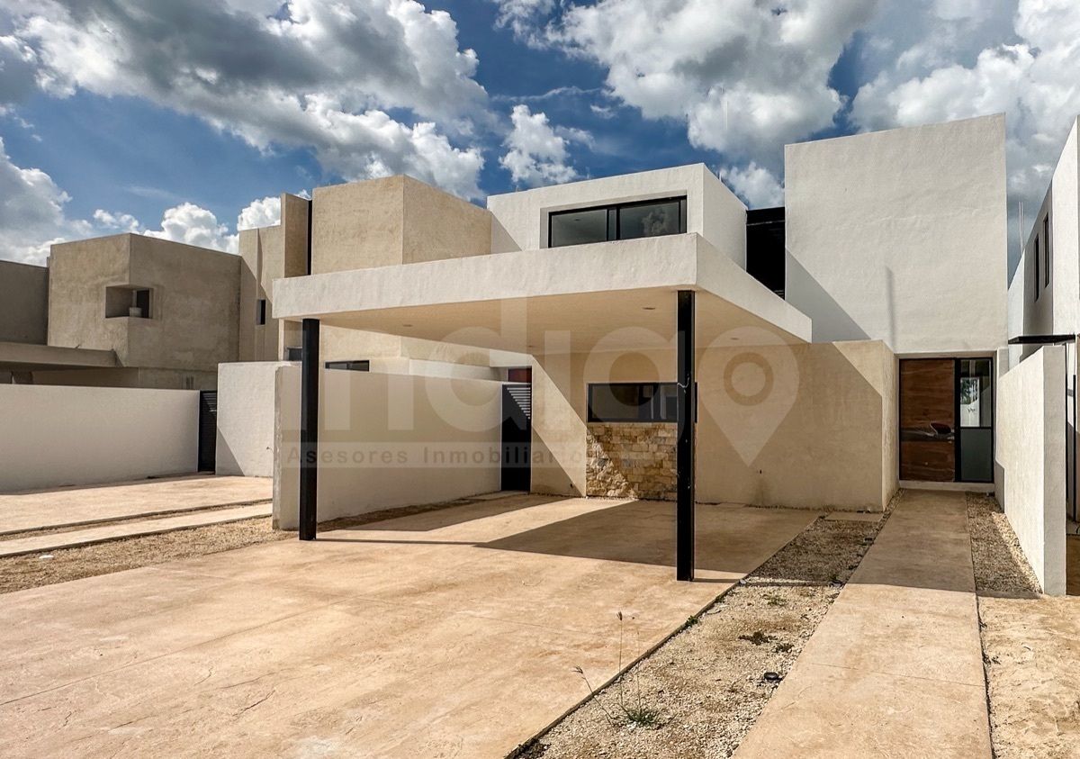 1 de 35: Fachada Frontal con Garage Techado