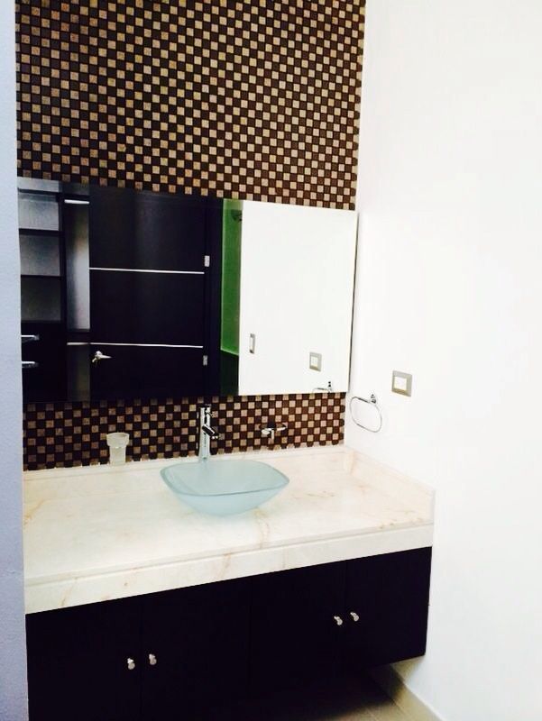 21 de 26: Baño 2
