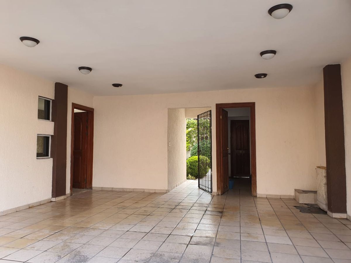 52 de 52: Cochera techada doble con portón