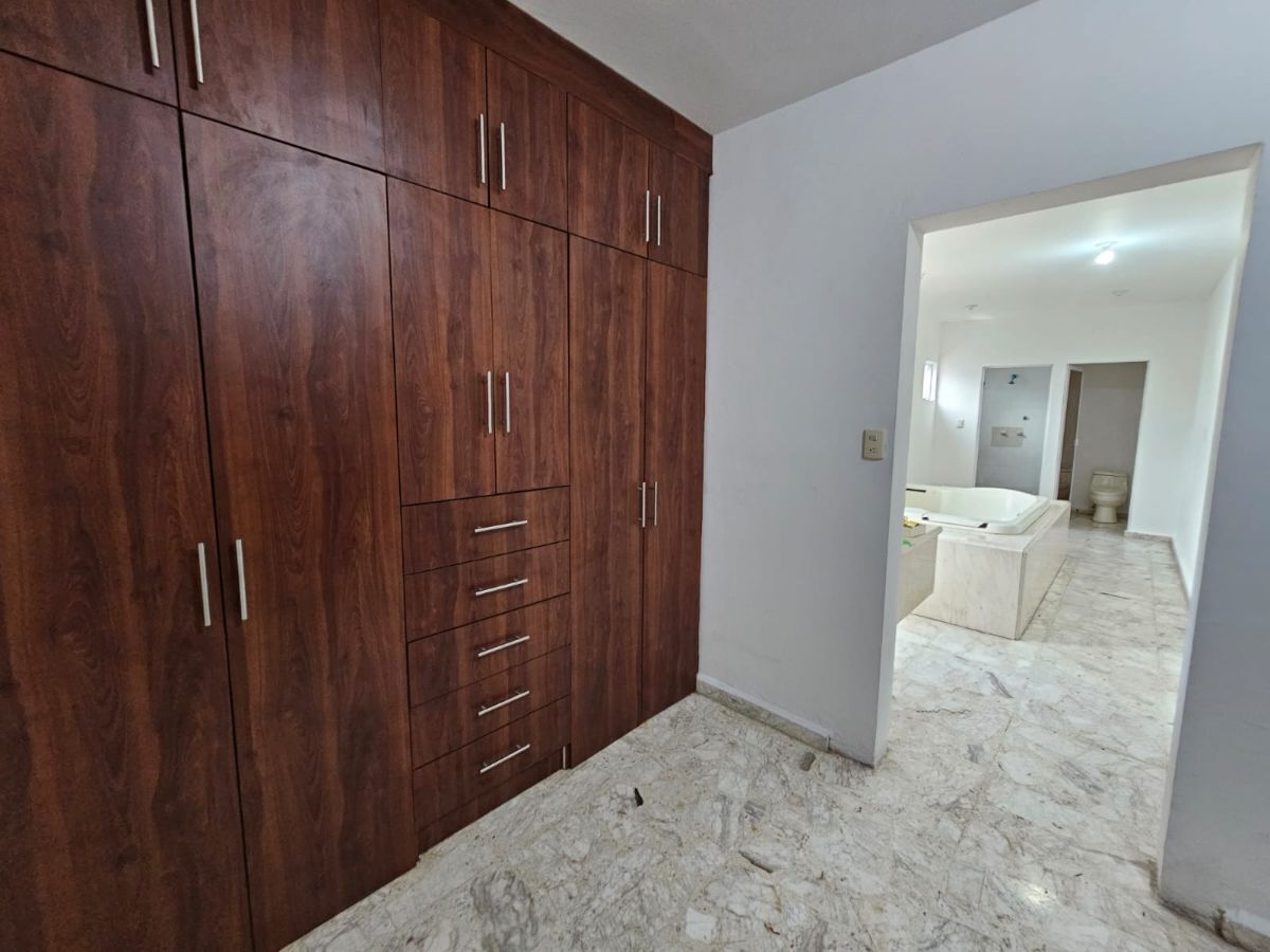 21 de 52: VESTIDOR rec principal