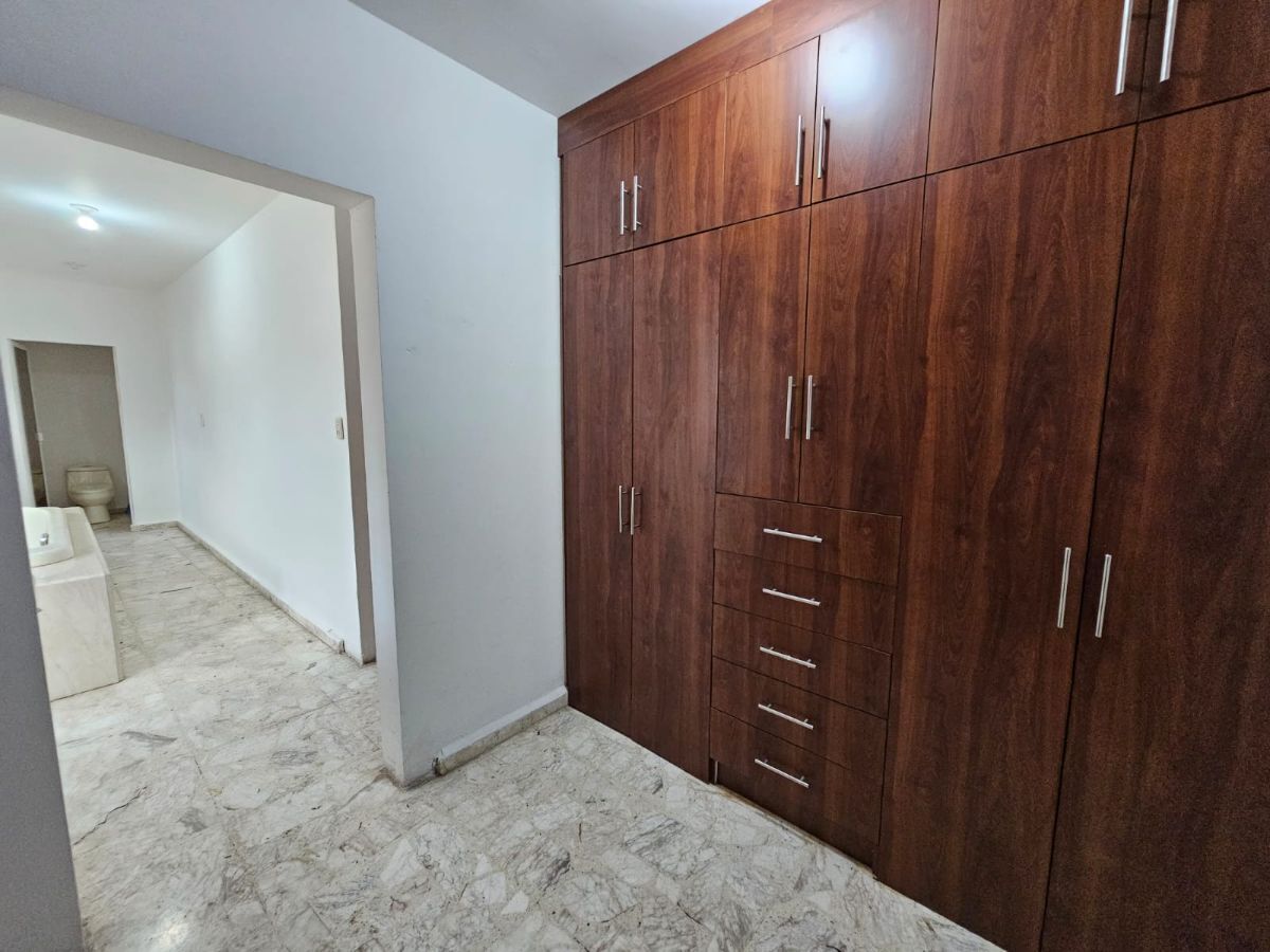 20 de 52: VESTIDOR rec principal