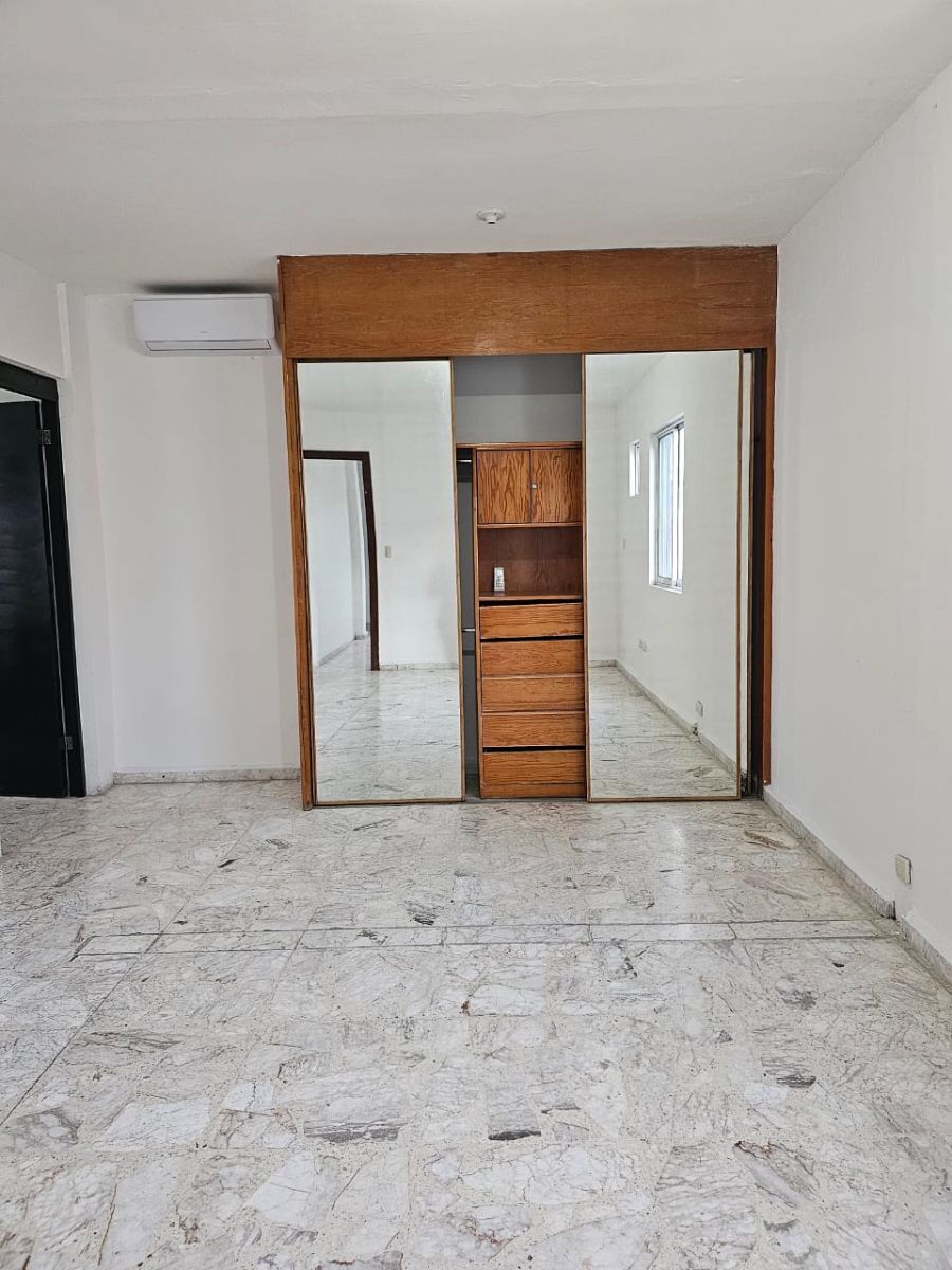 41 de 52: Rec 4 con clima, baño completo y closet