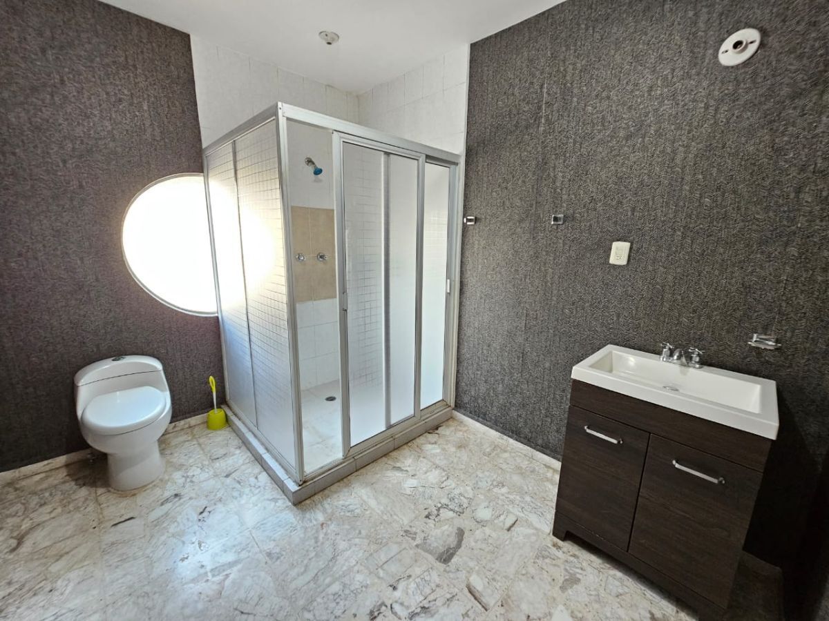 29 de 52: Baño completo recámara 2