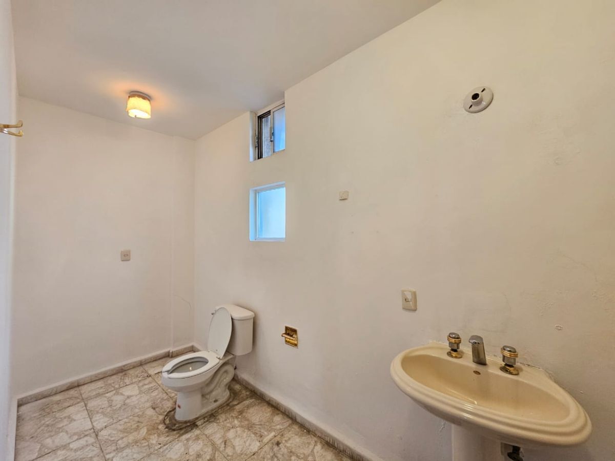 12 de 52: Baño de visitas amplio