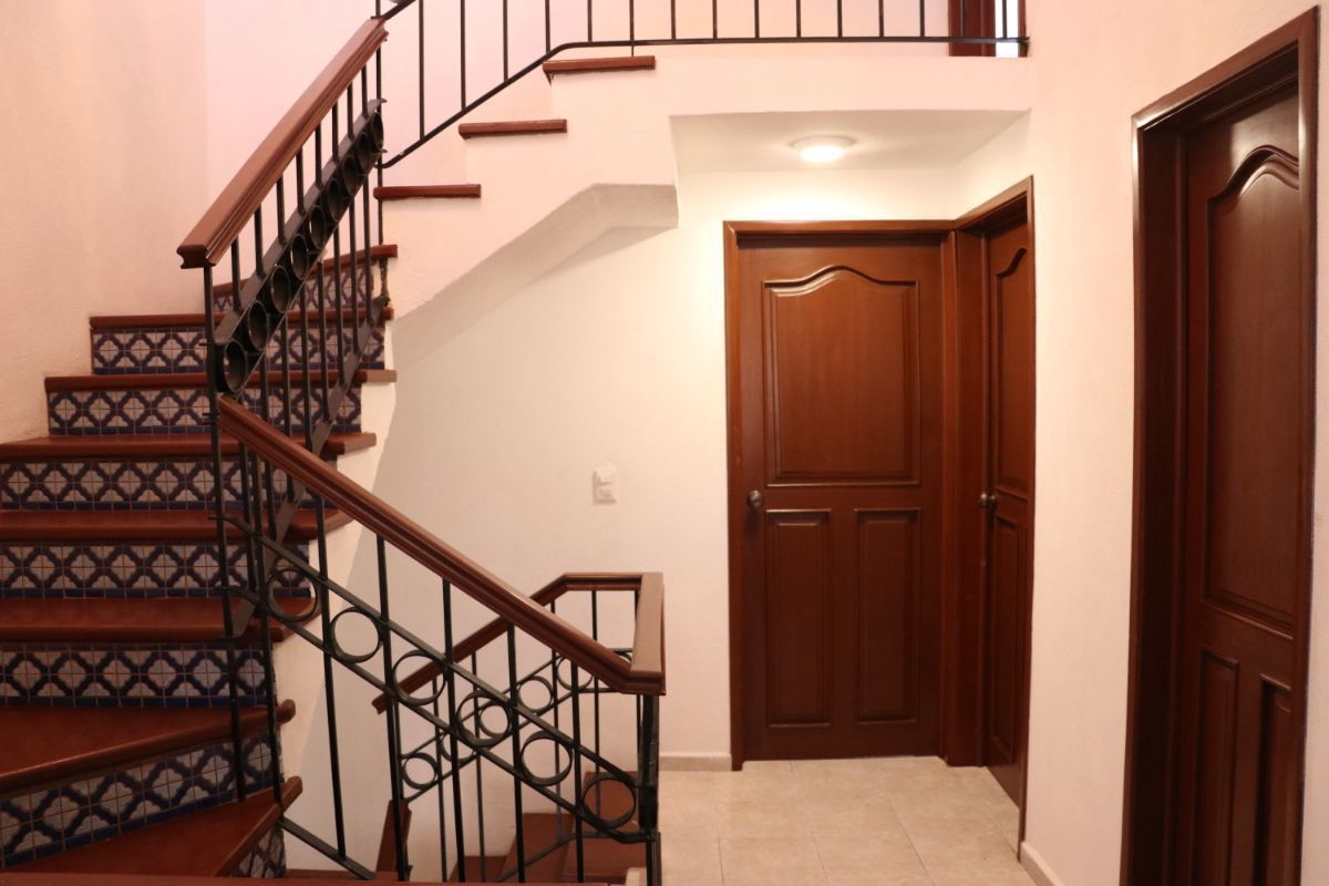 17 de 37: stairs to 2nd and third level