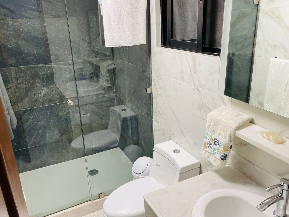 11 de 37: upstair full bath (baño completo planta alta)