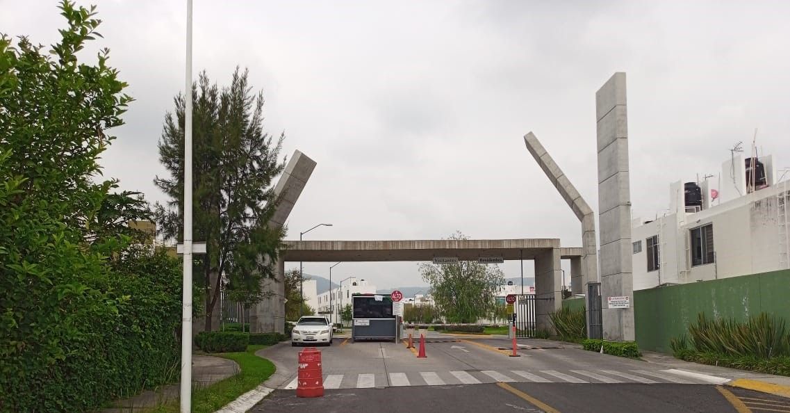 3 de 8: Ingreso al condominio con acceso controlado