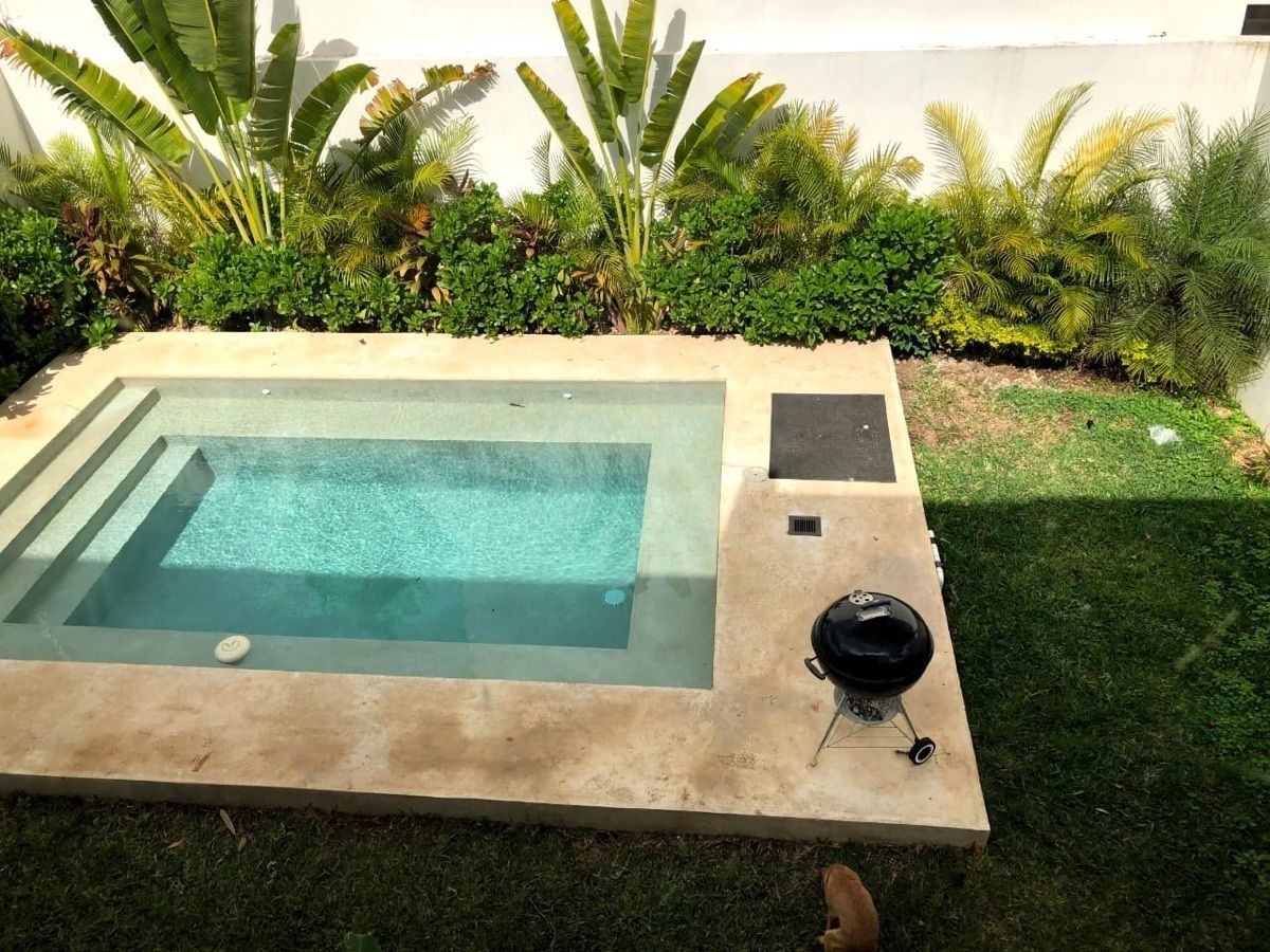 5 de 11: Jardín Trasero con Piscina