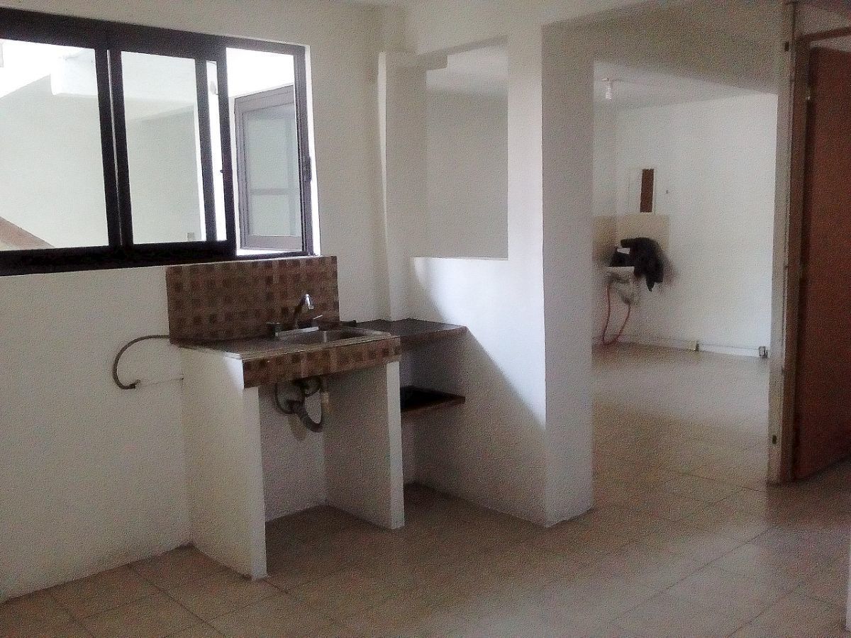 4 de 15: Comedor-cocina con vista a la sala