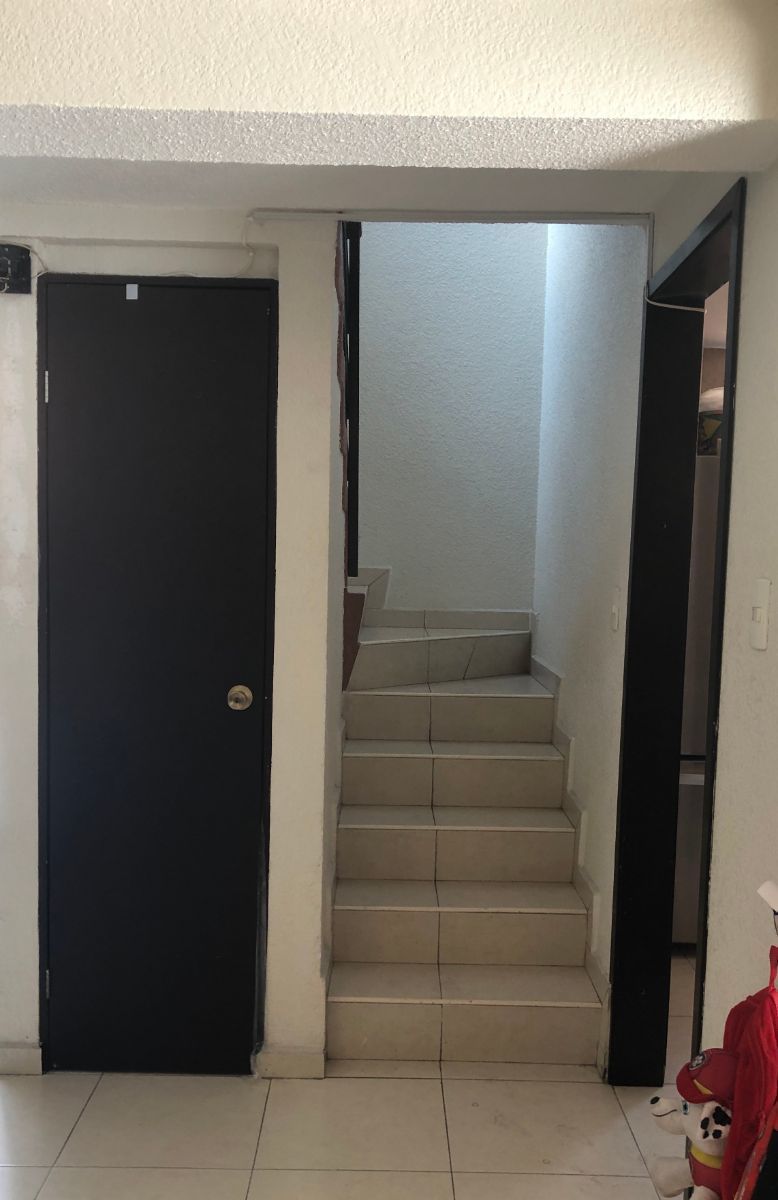 8 de 17: Escalera - closet visitas