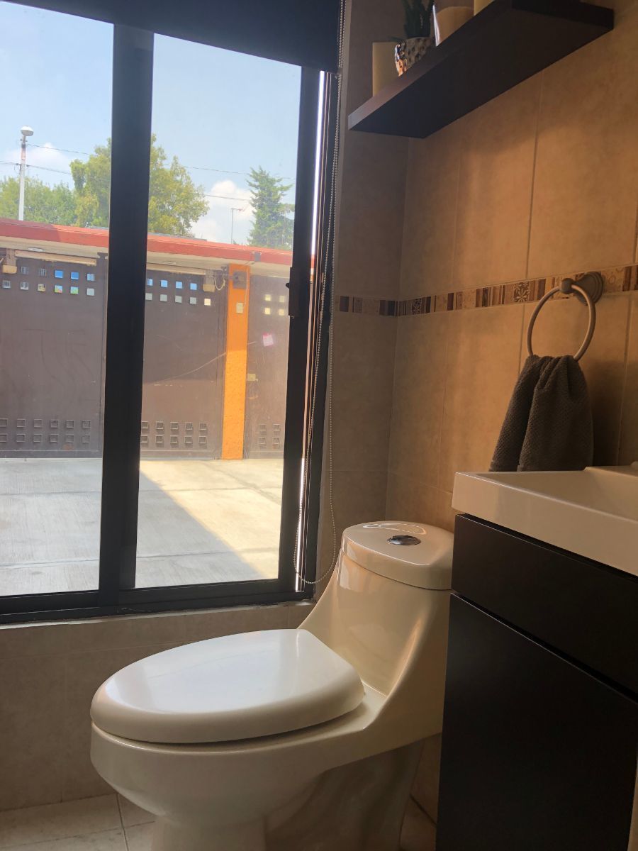 9 de 17: Medio baño de visitas