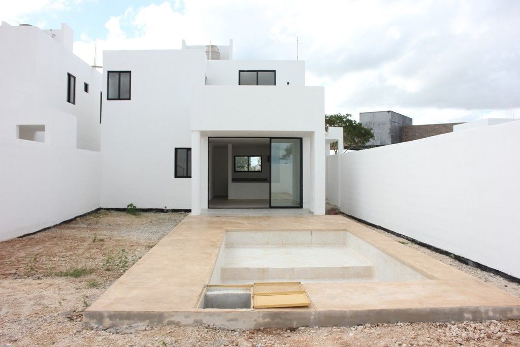 2 of 18: Fachada Posterior y Alberca