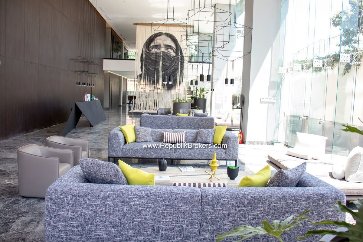 5 of 50: LOBBY