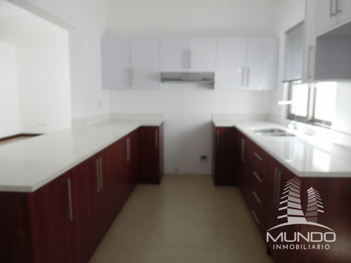 6 de 18: Cocina con top de cuarzo color blanco