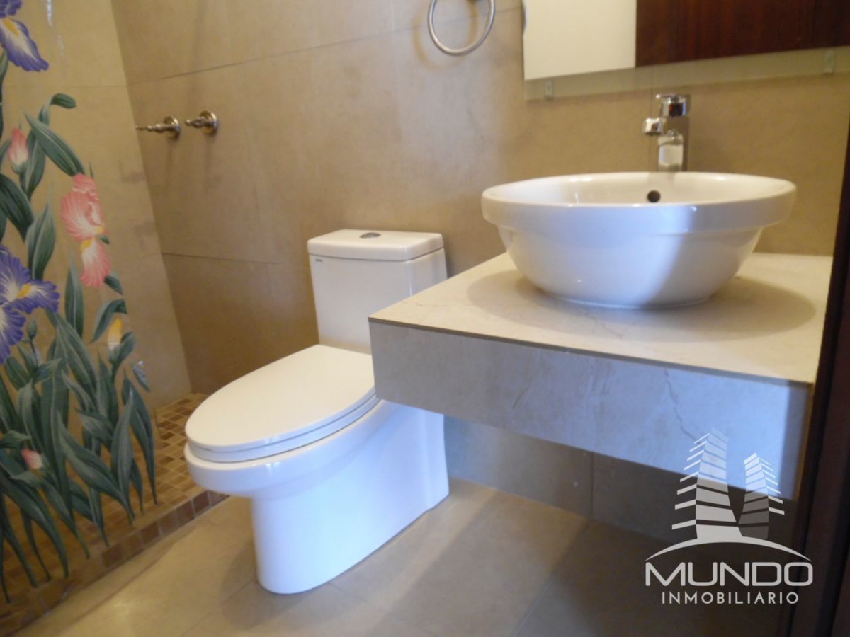 12 de 18: Baño completo de visitas