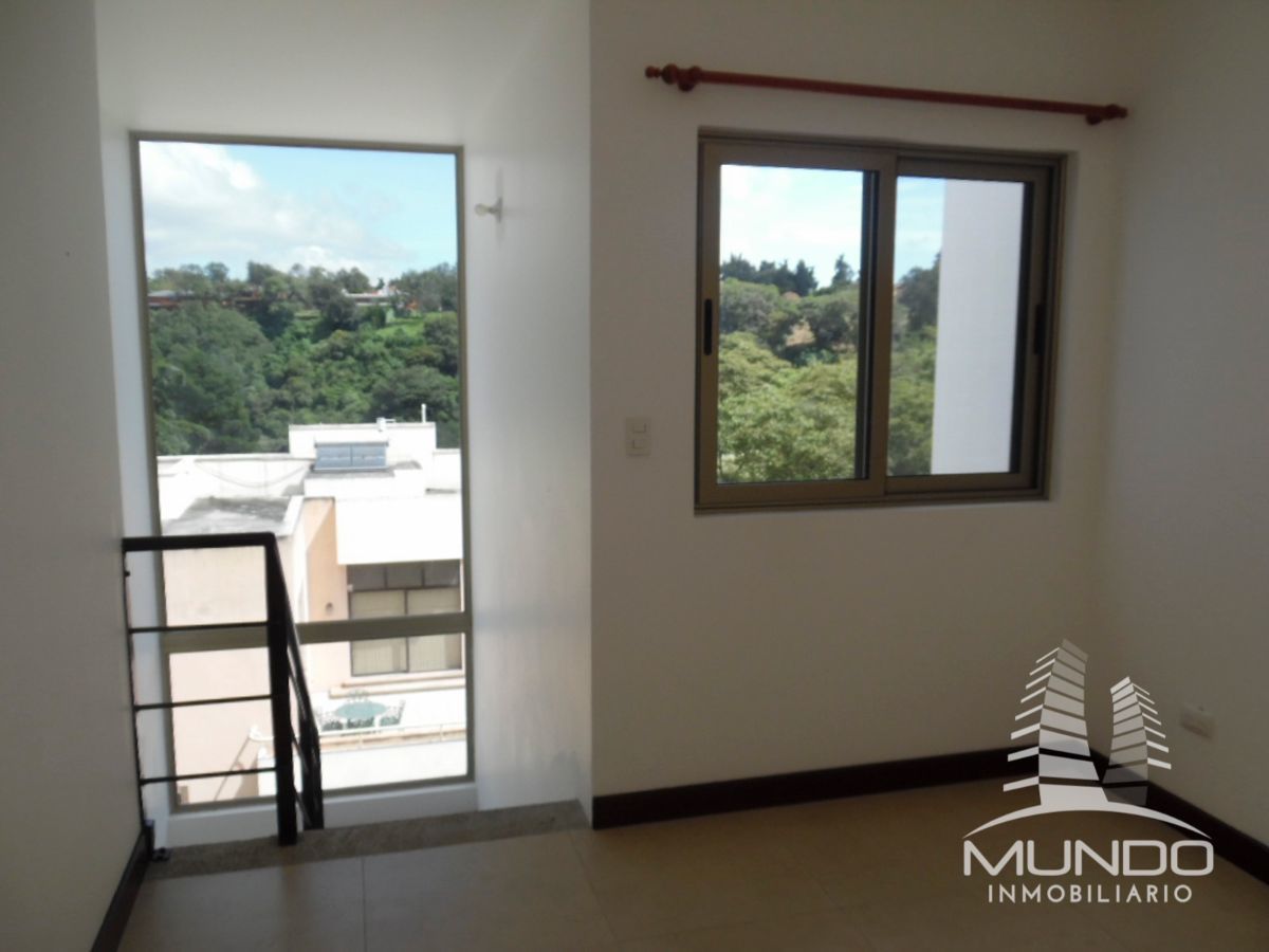 14 de 18: Estudio secundario o sala familiar
