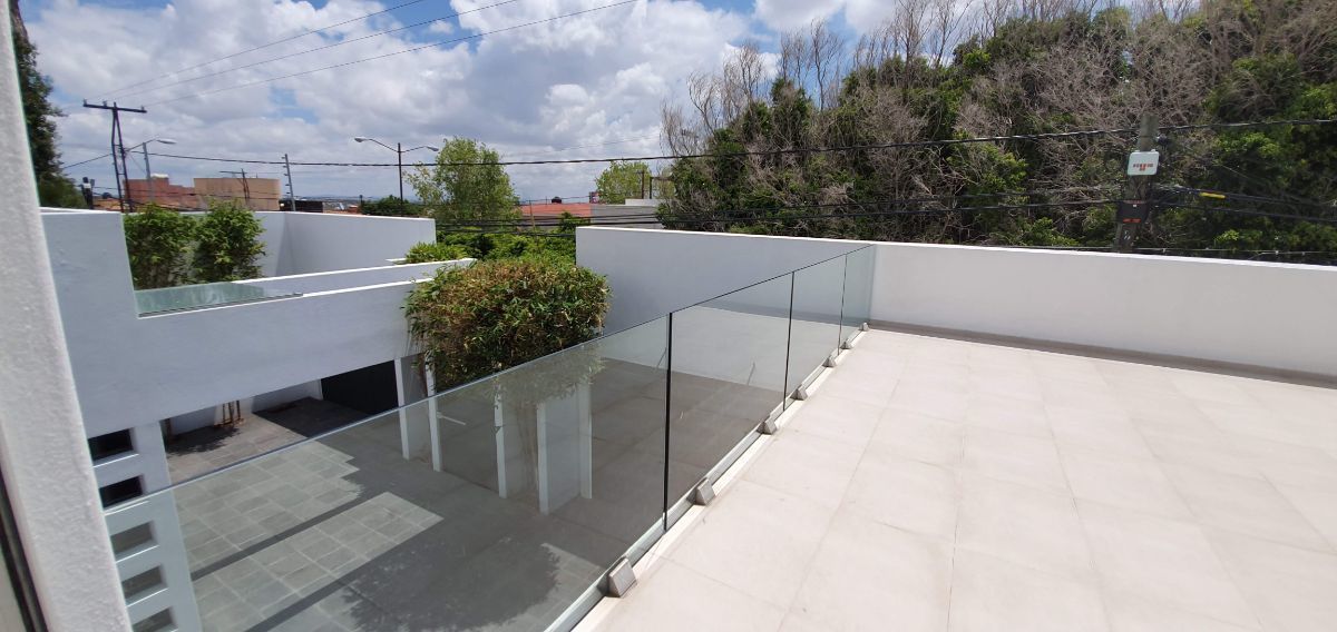 34 de 43: TERRAZA CON BARANDALES DE CRISTAL TEMPLADO