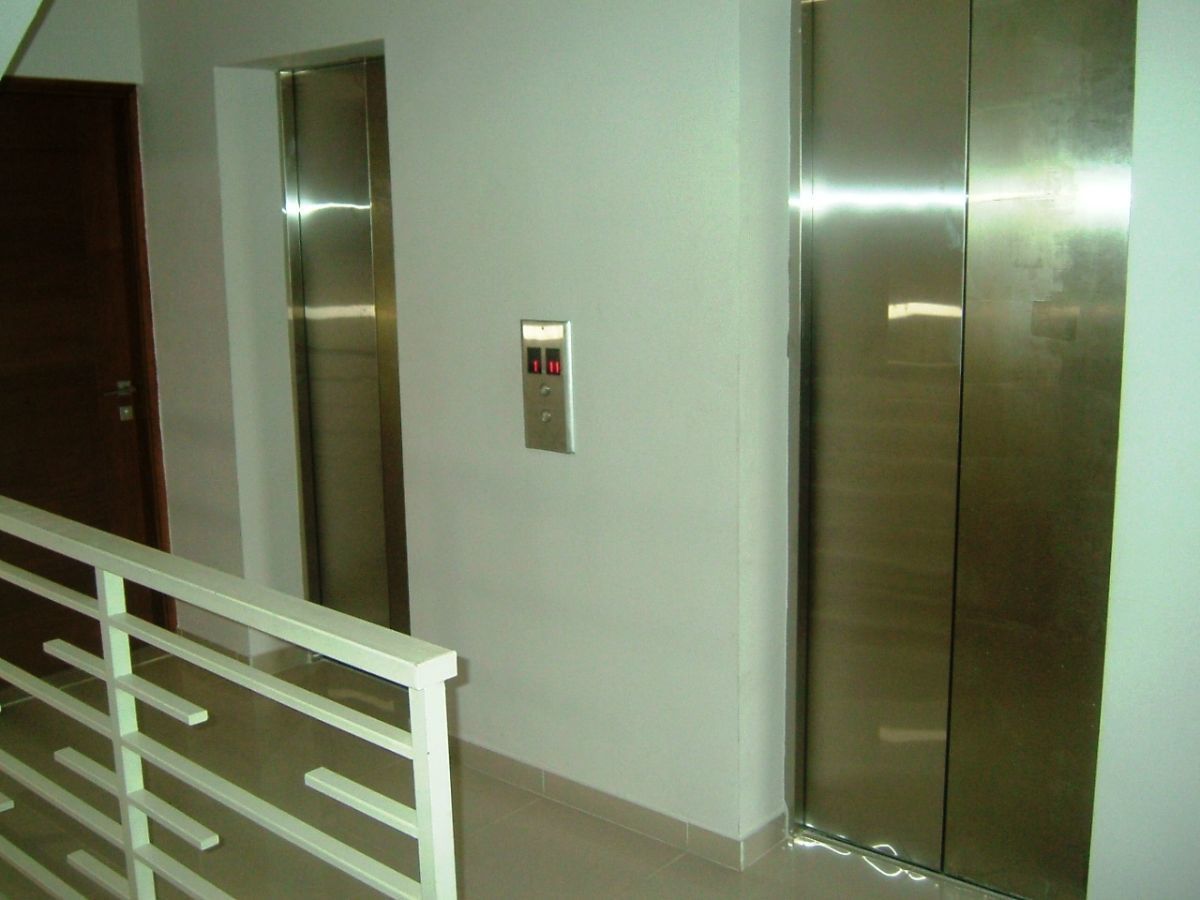 4 de 12: Dos ascensores a todos los pisos