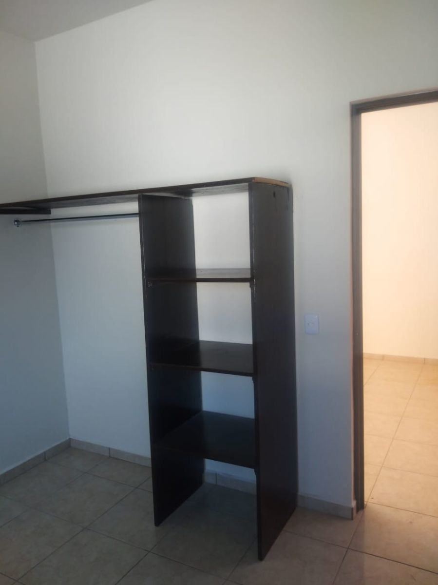 16 de 23: Rec 2 con minisplit nuevo, closet, baño y salida a balcón