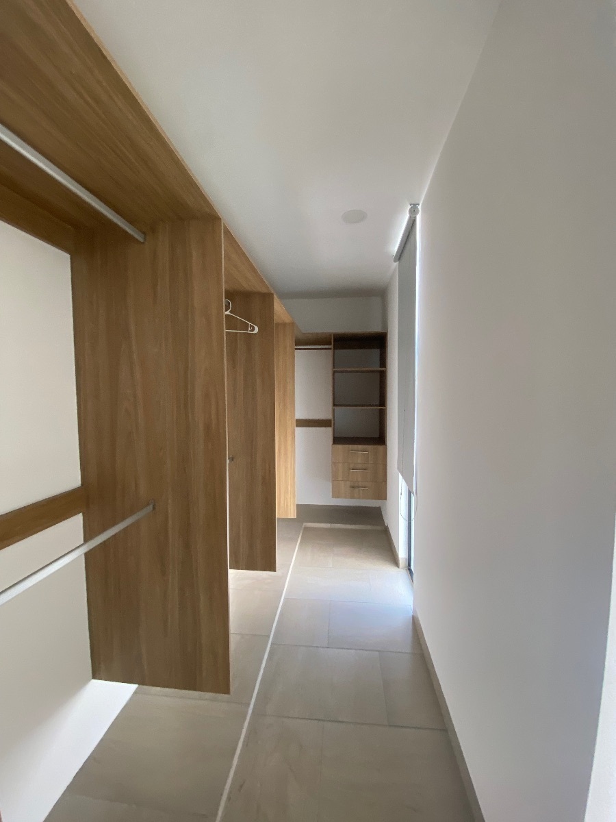 7 de 14: Closet vestidor Recámara Principal