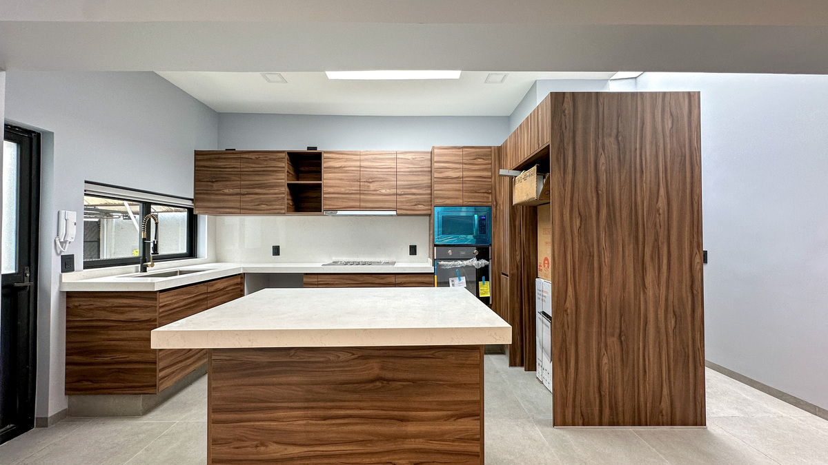 4 de 33: Cocina abierta y equipada