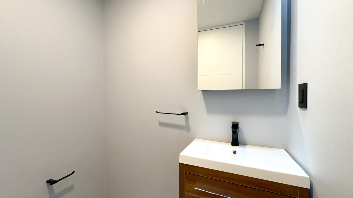 10 de 33: Medio baño de visitas