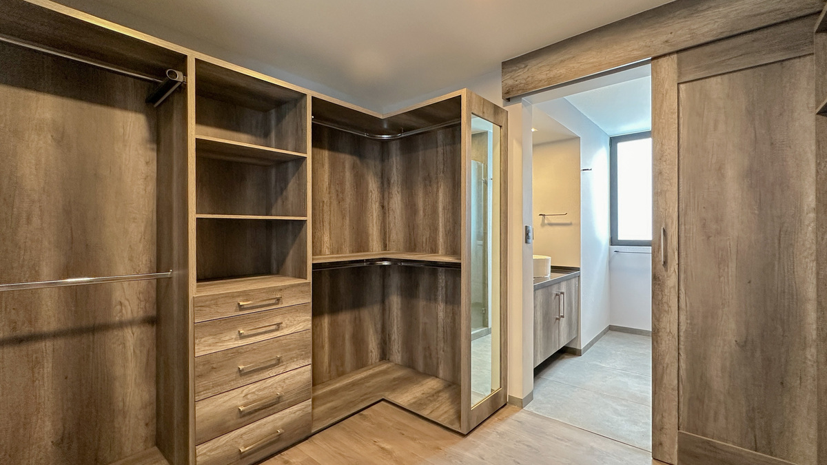 16 de 33: Vestidor recámara principal