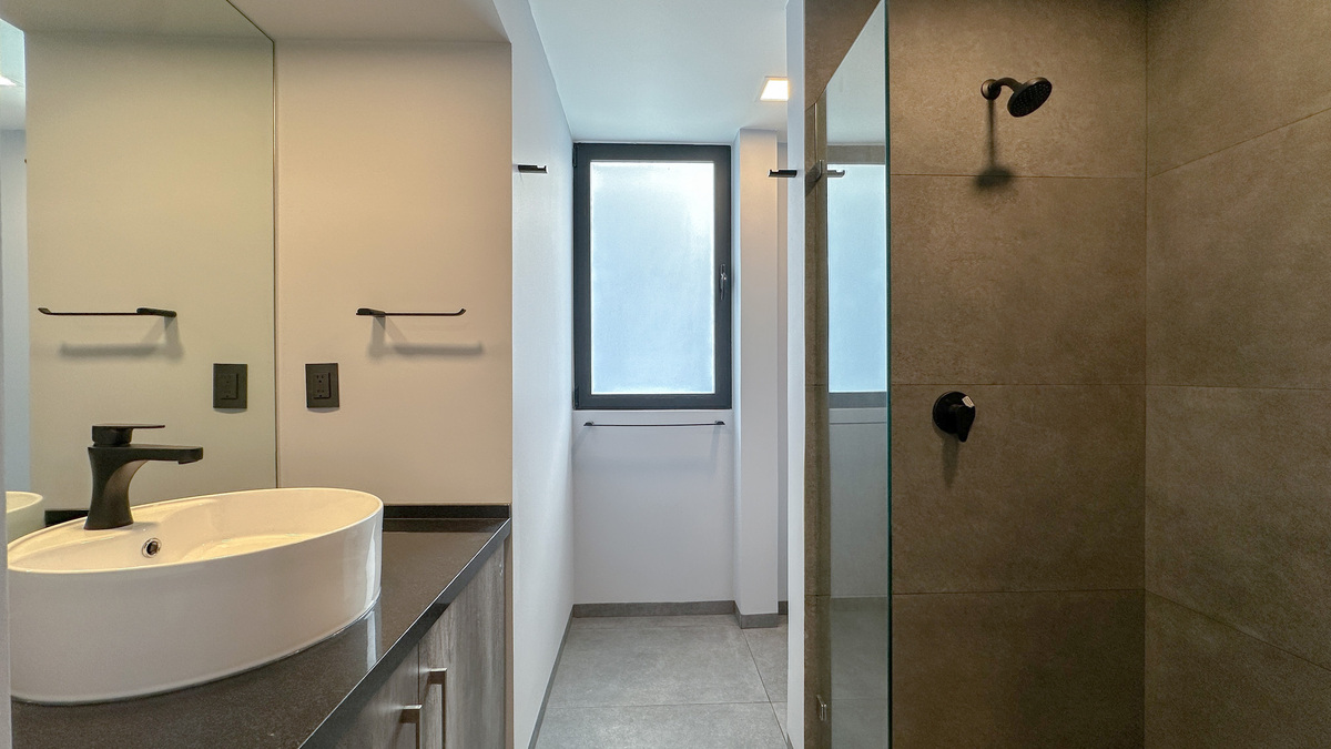 19 de 33: Baño completo recámara principal