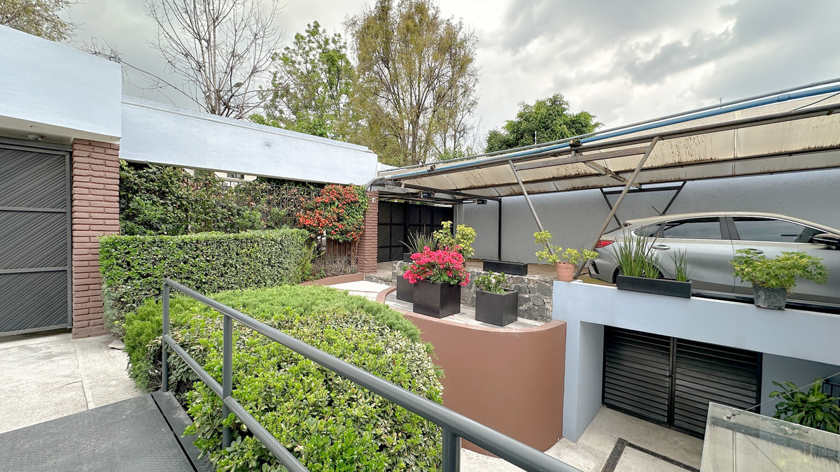 32 de 33: Entrada y estacionamiento