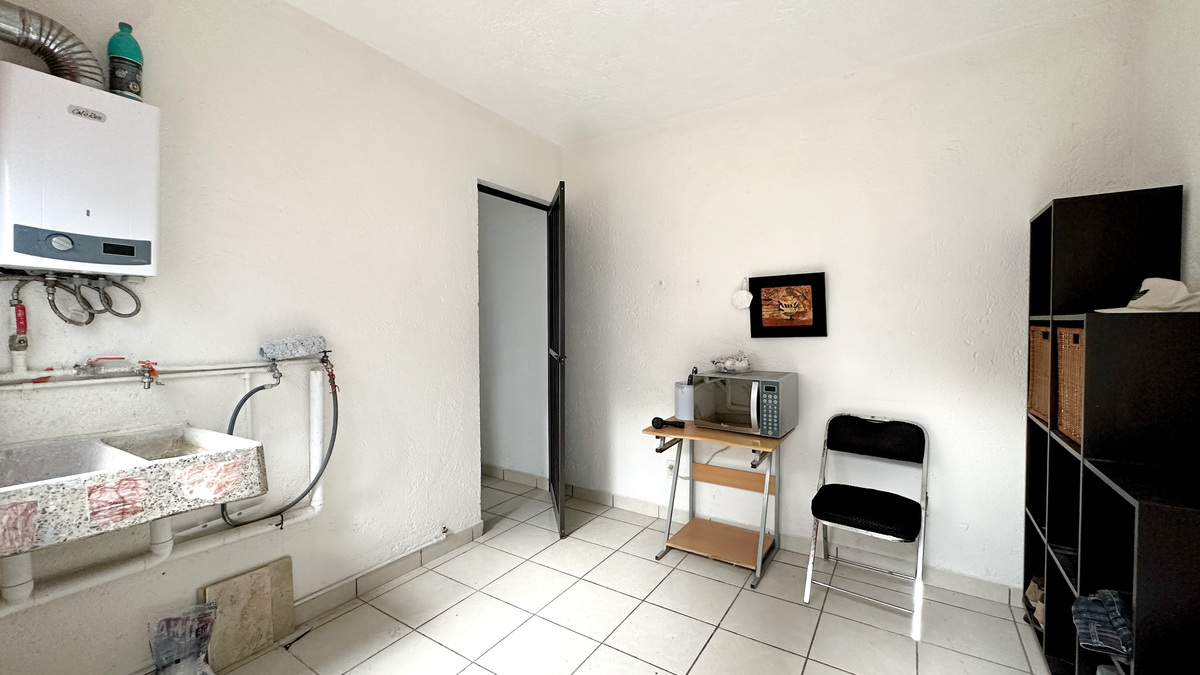 33 de 33: Área de lavado / bodega