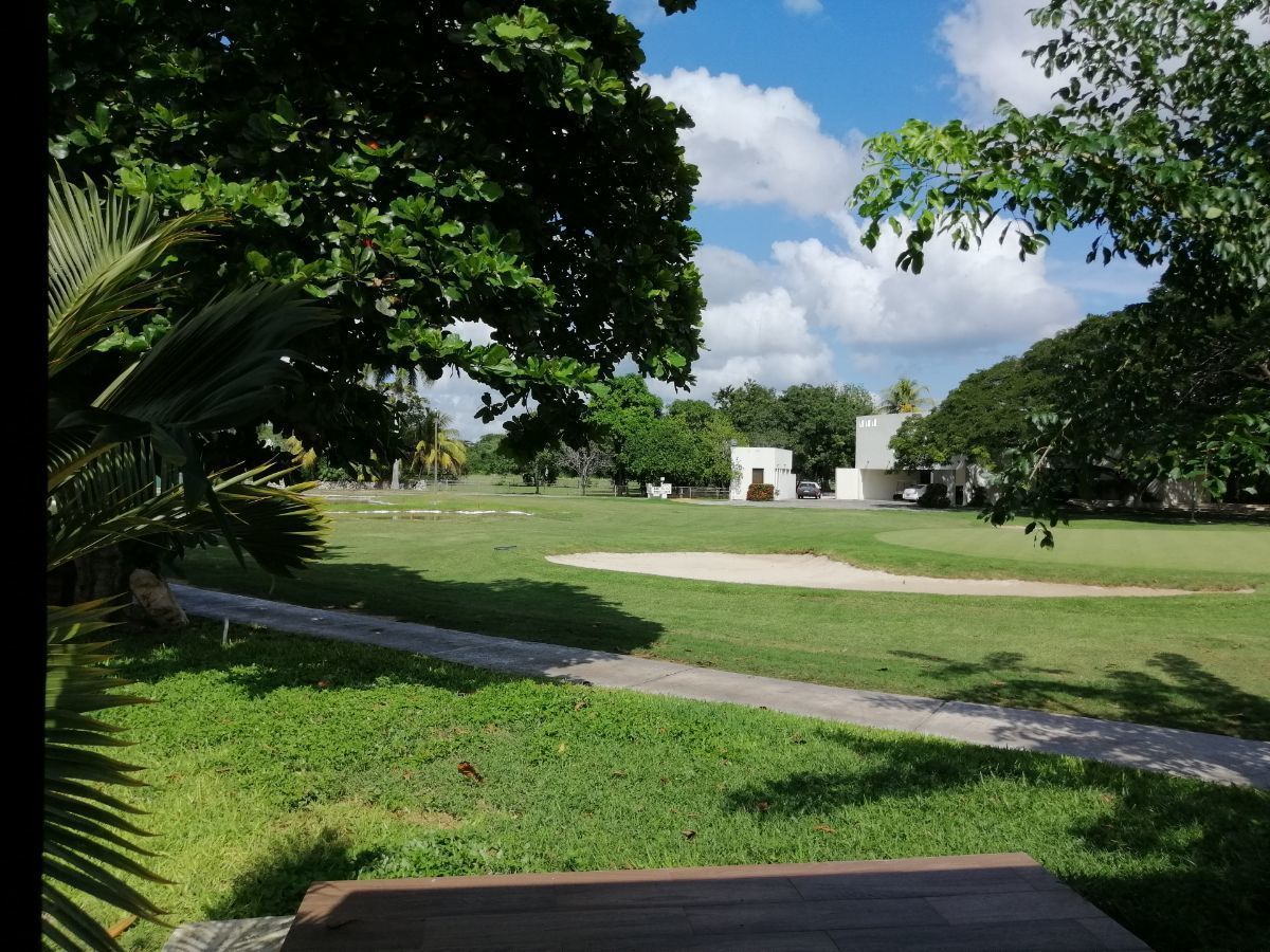 4 de 47: Vista al campo de golf desde cuarto de visitas