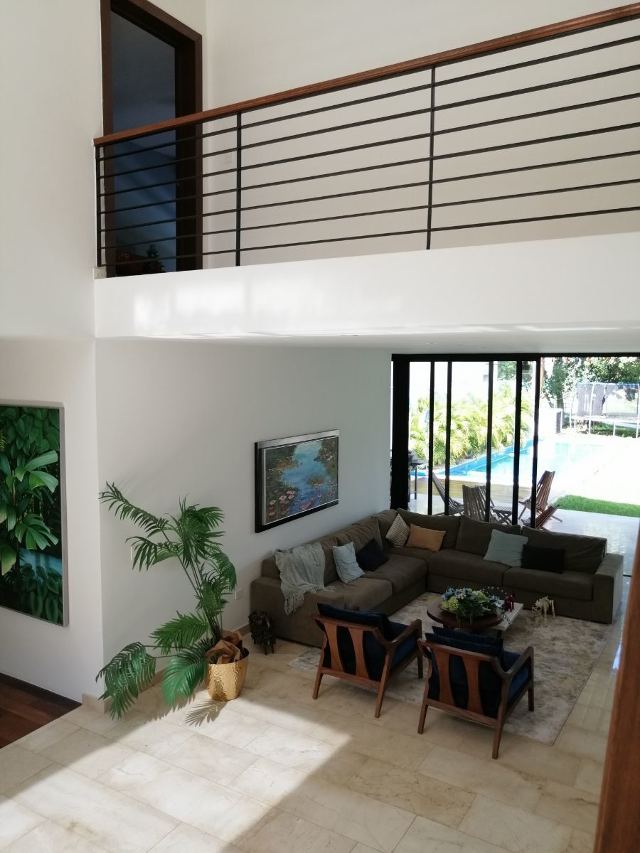 7 de 47: Vista de sala  desde la escalera