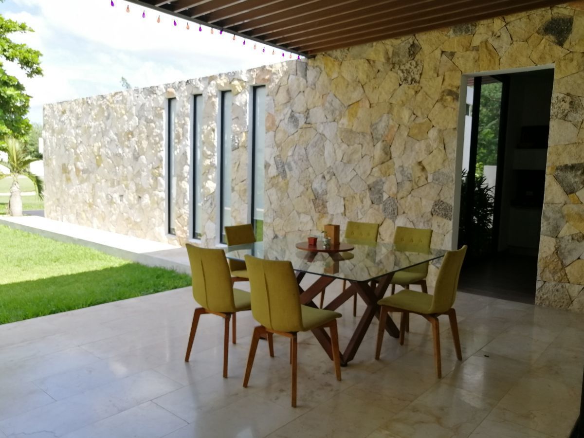 10 de 47: Terraza y cuarto de visitas