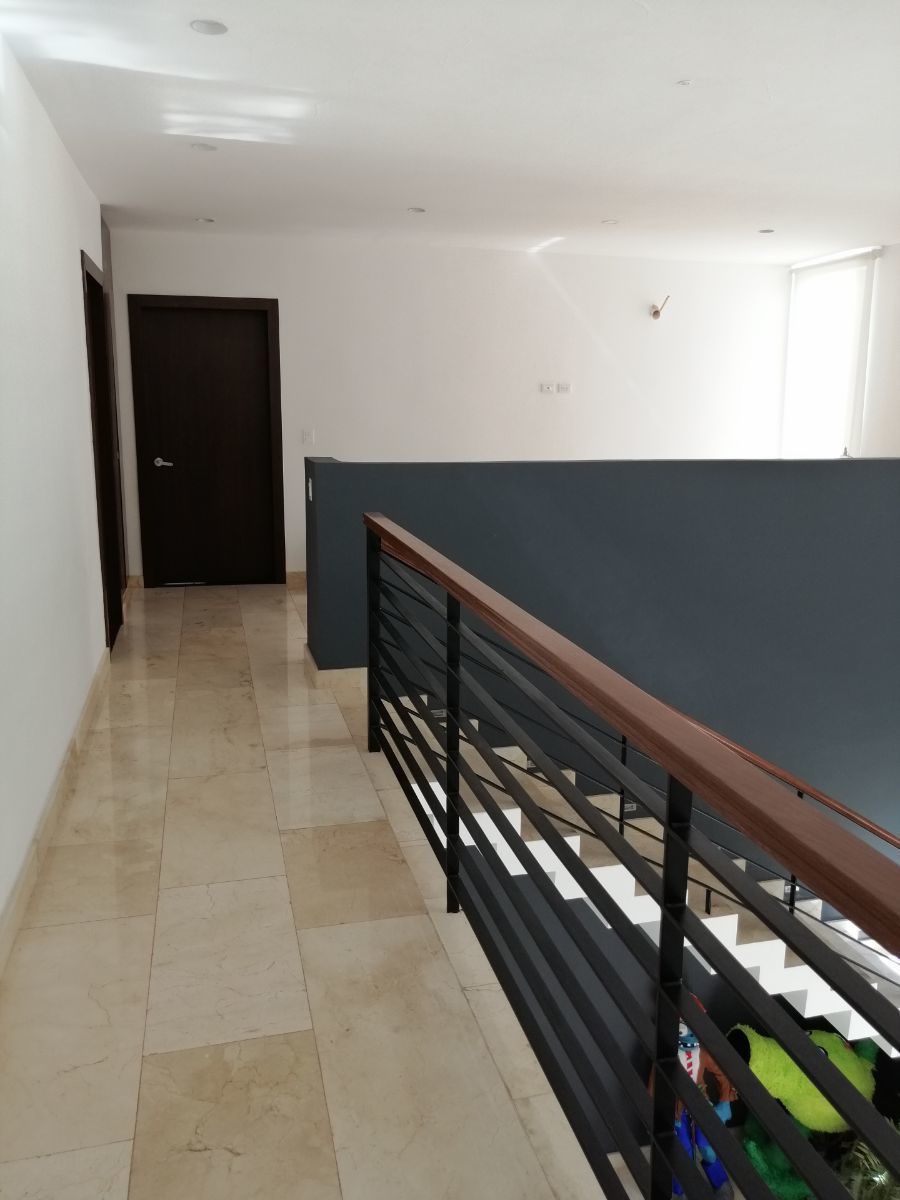 19 de 47: Pasillo en planta alta