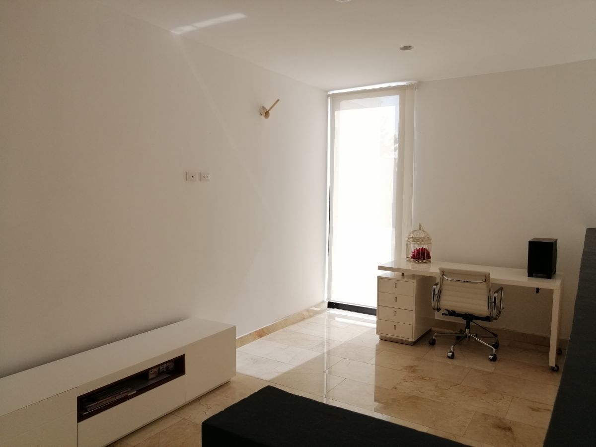 21 de 47: Family room en planta alta