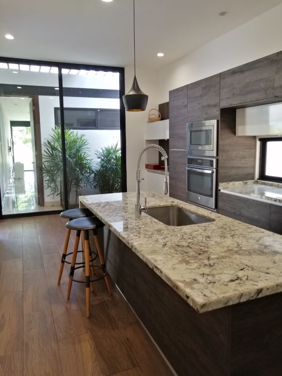 33 de 47: Cocina y acceso a cuarto de visitas