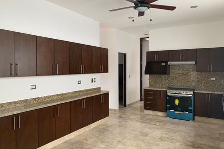 CASA DENTRO DE UNA DE LAS EXCLUSIVAS PRIVADAS DENTRO DEL YCC