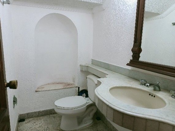 9 de 46: Baño de visitas