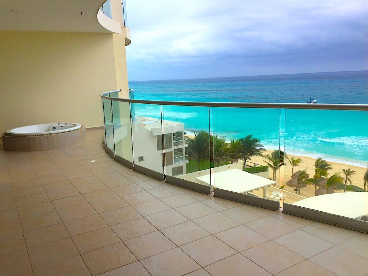 Condominio de lujo con jacuzzi privado frente al mar en Lahia Cancun