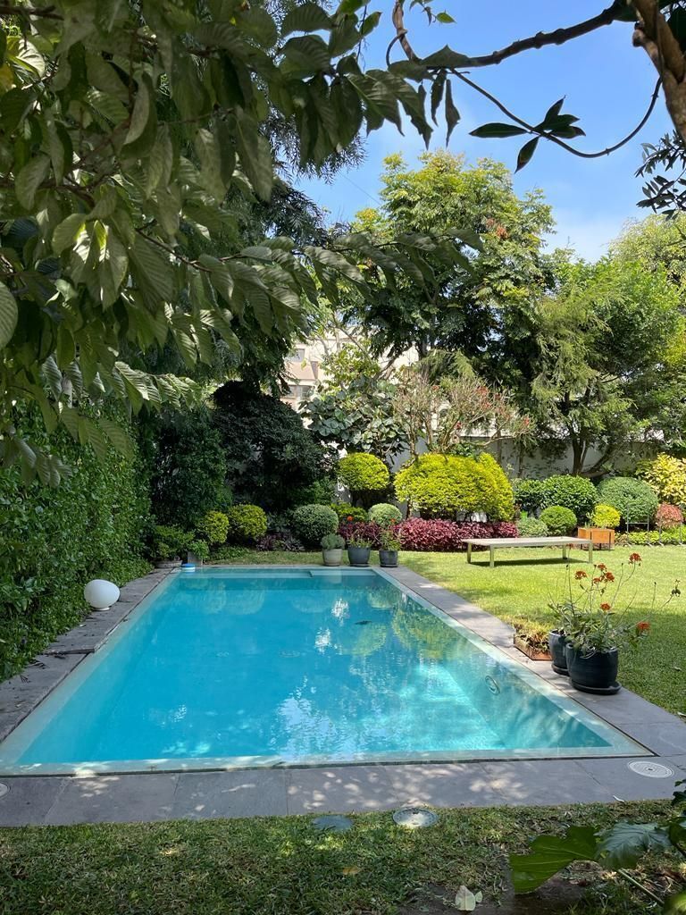 2 de 30: Hermoso jardín rodeado de árboles en esquina con piscina 