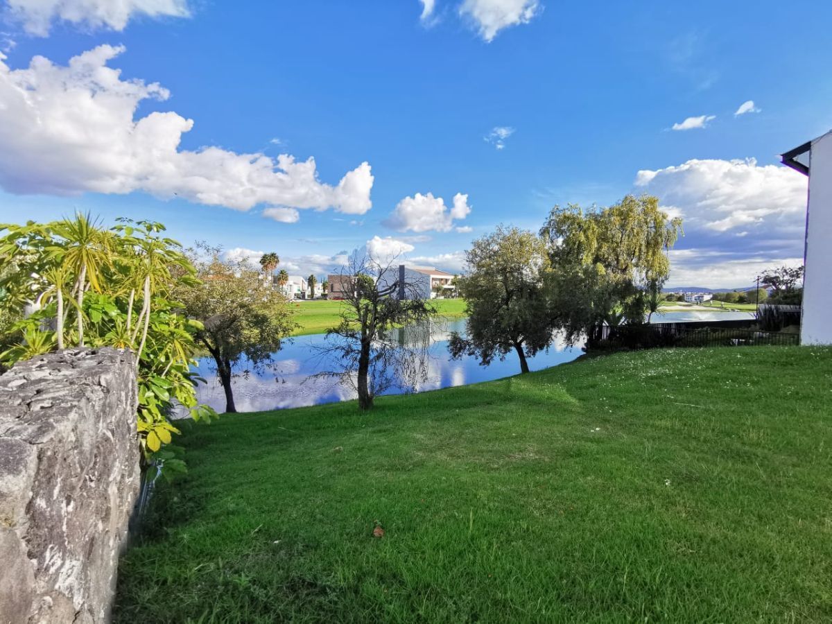 Terreno en venta con vista a Lago en La Vista Country Club