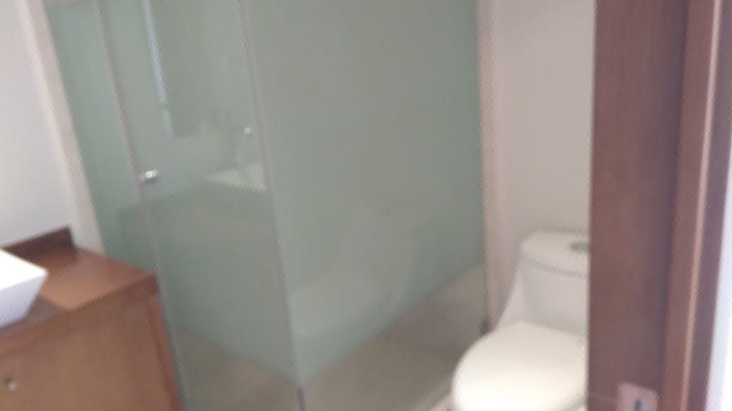 Cancelería de vidrio templado en baños., foto 18 de 29