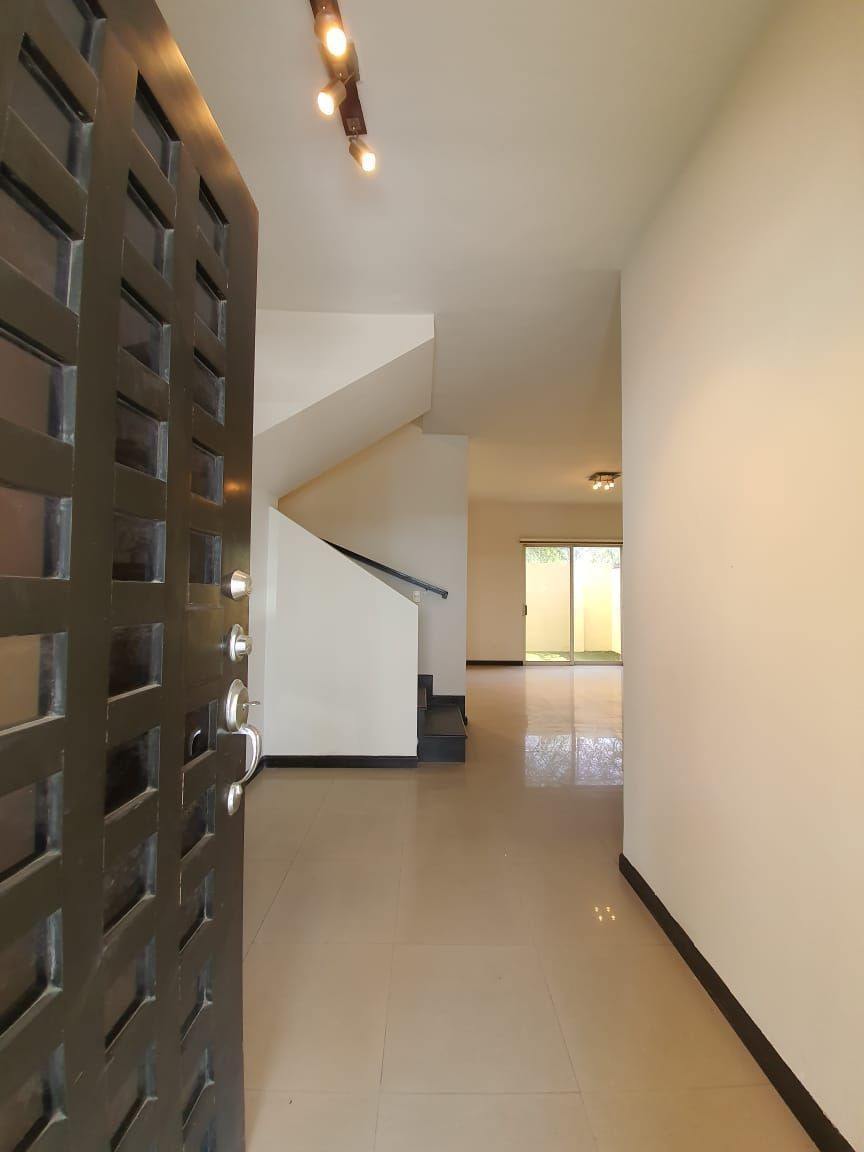4 de 48: Puerta Principal